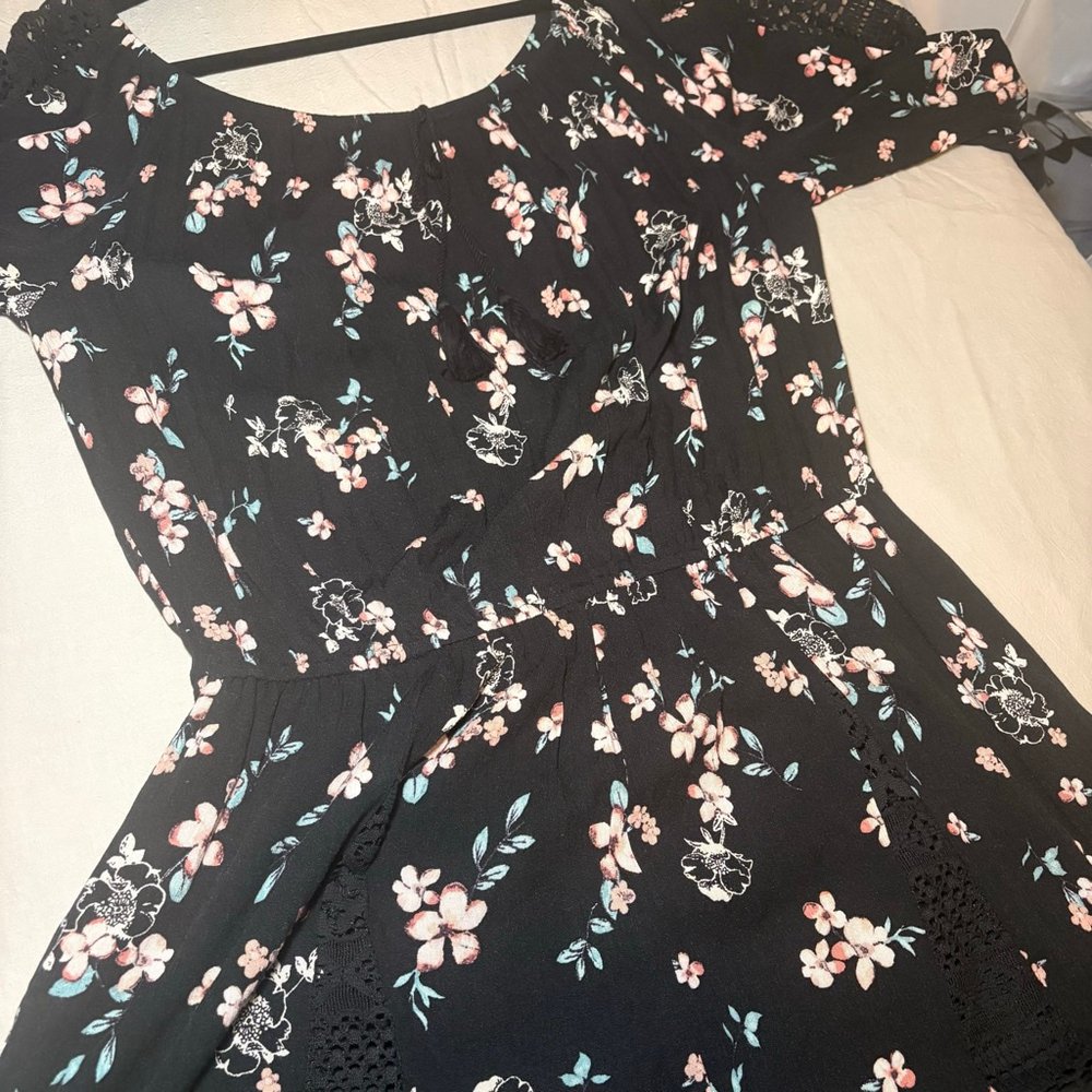 Women's Xhilaration Black Floral Romper with Lace Trim Size L - Picture 4 of 6
